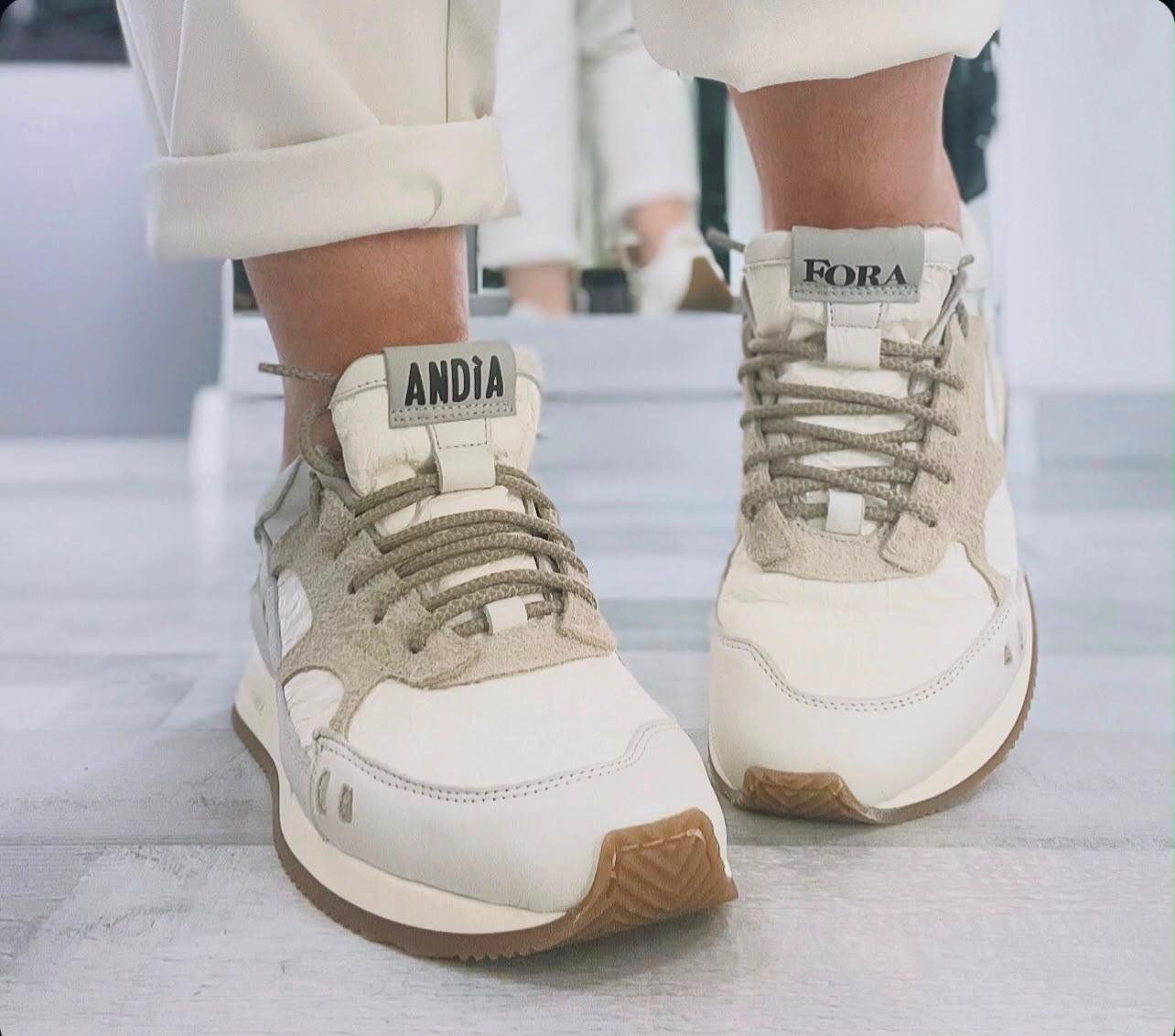Sneaker in pelle bianca e crema con inserti in suède e suola in gomma naturale.